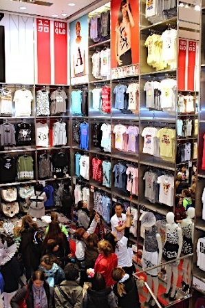 優(yōu)衣庫(kù)閃耀柏林 日本快時(shí)尚巨頭德國(guó)旗艦店盛大開(kāi)業(yè)，為歐洲時(shí)尚市場(chǎng)注入新活力