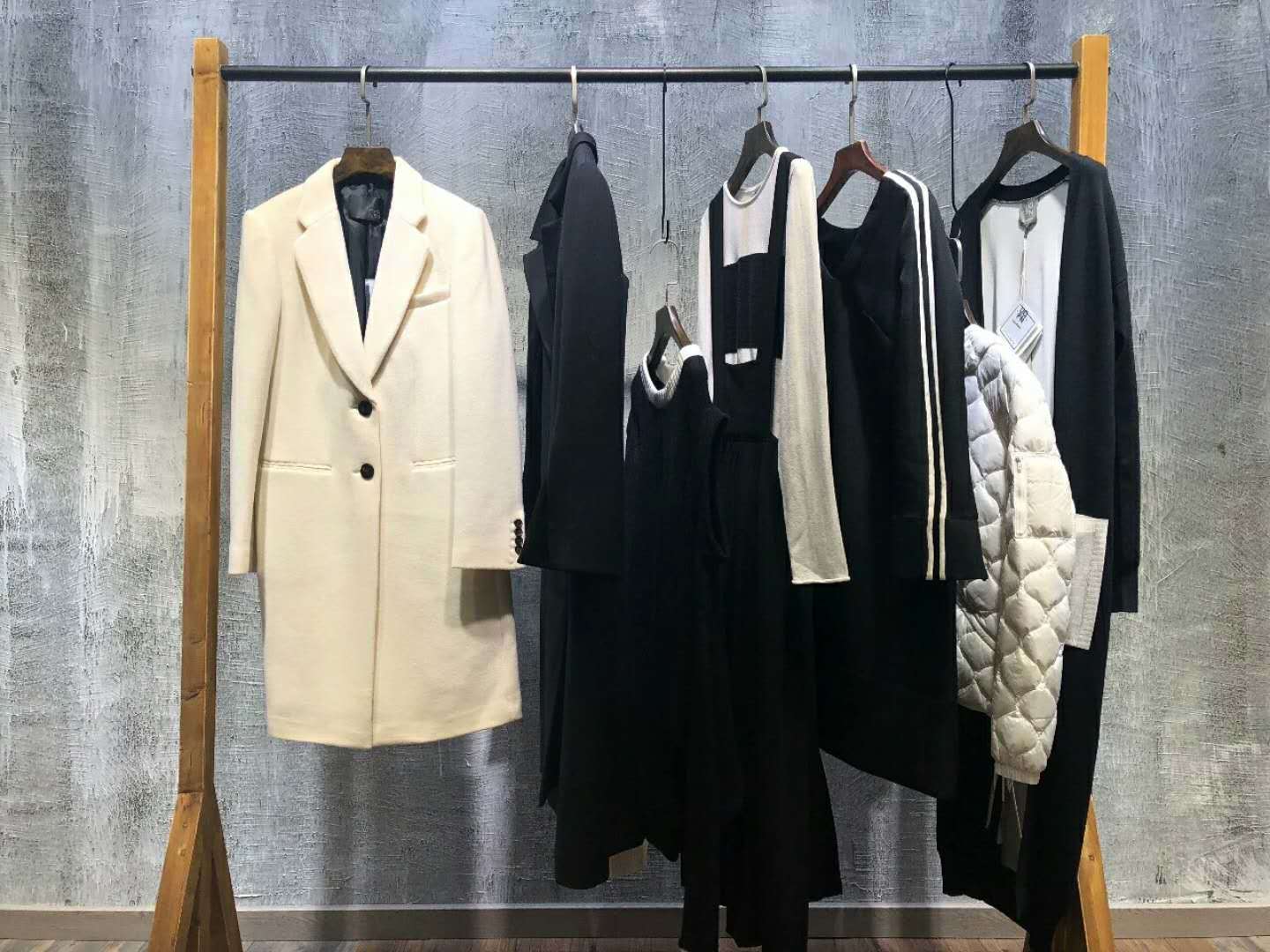 女裝店鋪陳列藝術(shù) 巧思陳列，點(diǎn)亮服飾獨(dú)特魅力